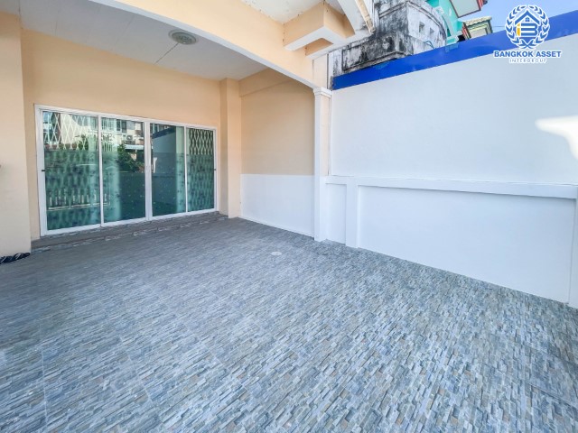 *****ทาวน์เฮ้าส์มือสองย่านนนทบุรี ม.นิวเวิลด์วิลล์ บางบัวทอง-สุพรรณบุรี บนเนื้อที่ 20 ตร.ว. ฟังก์ชัน 2 ห้องนอน 2 ห้องน้ำ 1 ที่จอดรถ แถมฟรี! 1 เครื่องปรับอากาศ เดินทางสะดวก หน้าโครงการติดถ.บางบัวทอง-สุพรรณบุรี เชื่อมต่อหลายเส้นทาง ถ.กาญจนาภิเษก ถ.สะพานนนทบุรี-บางบัวทอง